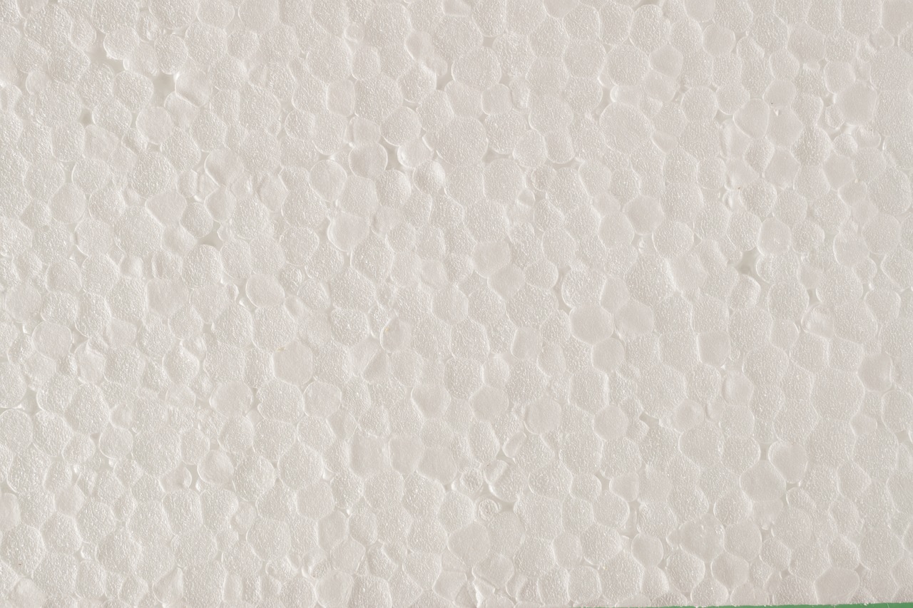 Polystyren je hlavně v bílé barvě. 