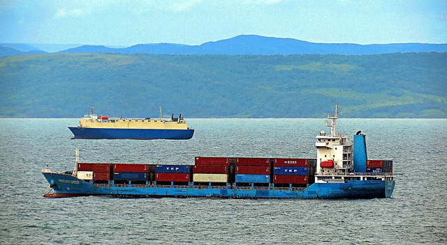 loď s kontejnery